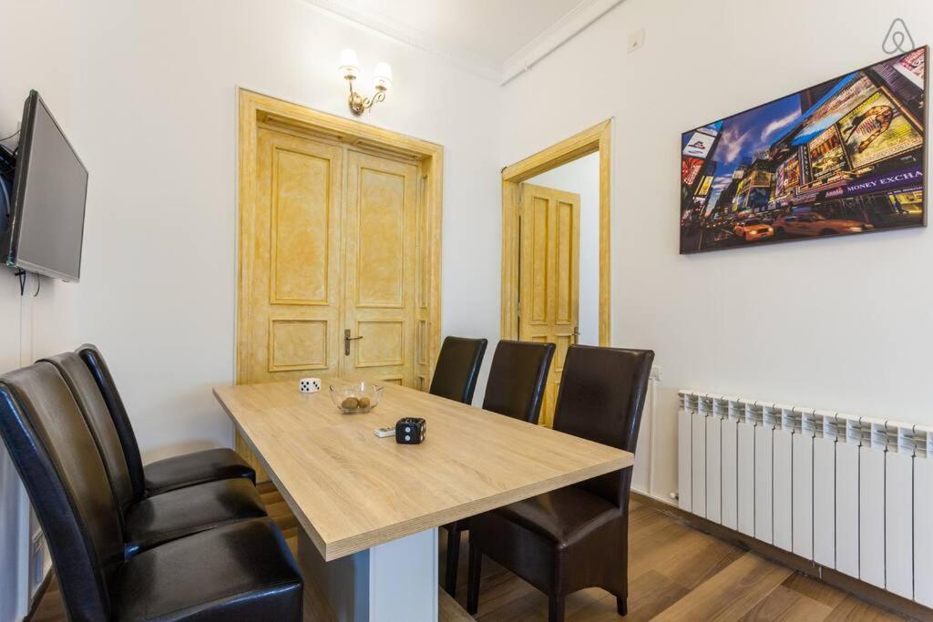 The Castle Of Piata Romana Hostel Bukarest Kültér fotó