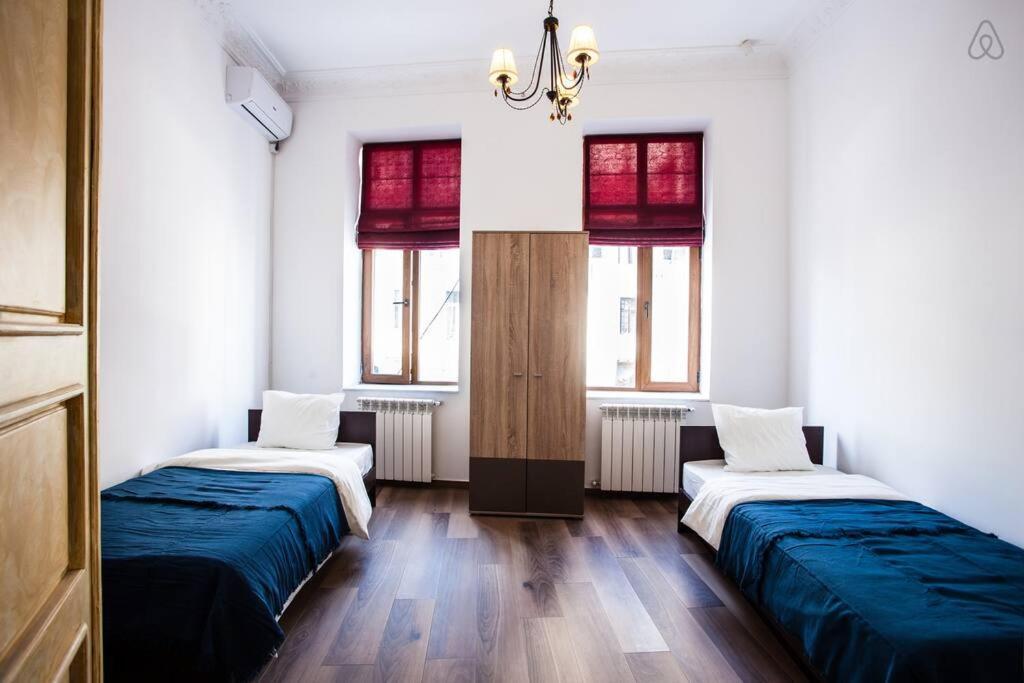 The Castle Of Piata Romana Hostel Bukarest Kültér fotó